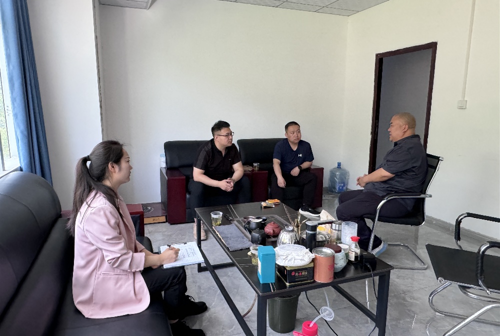 赴旬陽(yáng)市旬漢食品有限公司、旬陽(yáng)市天正釀造公司走訪(fǎng)調研，拜訪(fǎng)兩家企業(yè)主要負責人并深入交流洽談合作意向