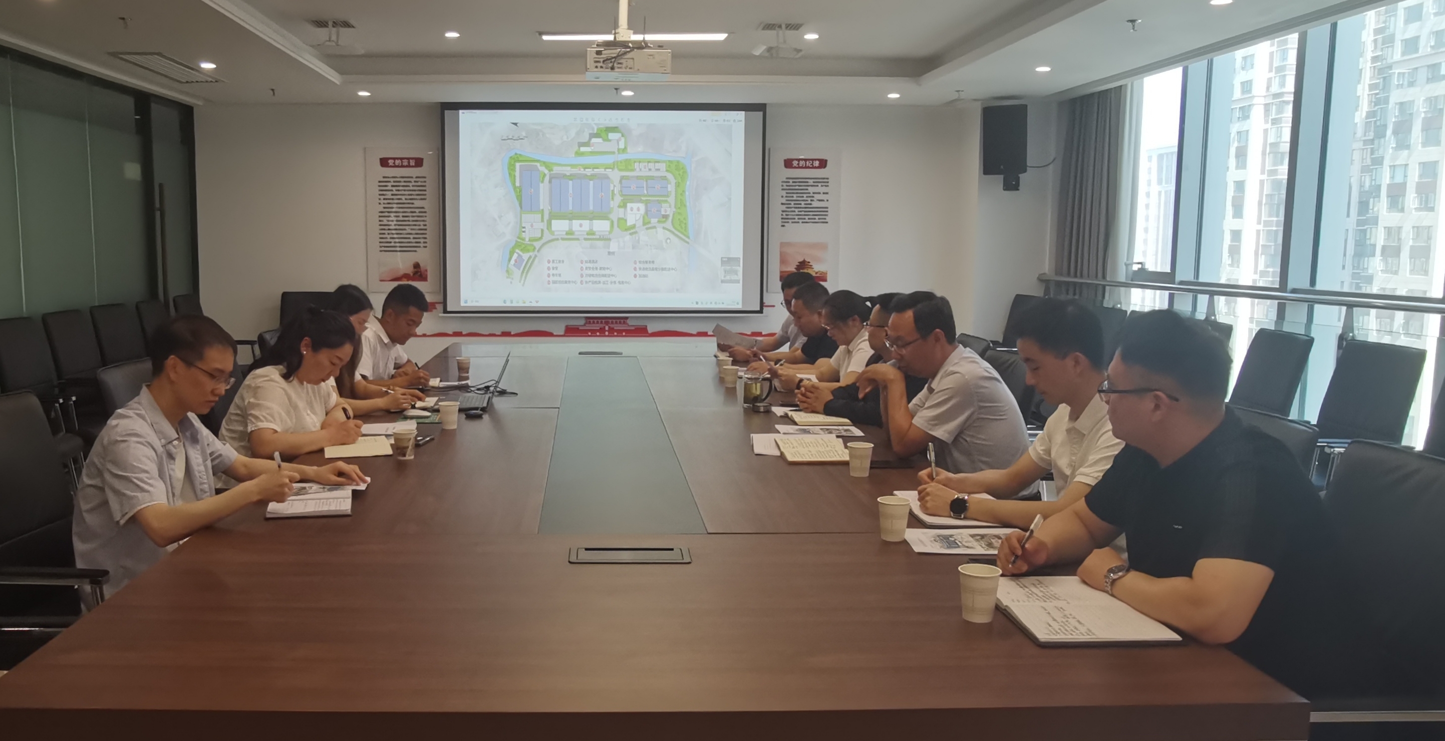 安物投公司與長(cháng)安大學(xué)規劃設計院、嵐皋秦巴惠物流公司開(kāi)展項目研討會(huì )